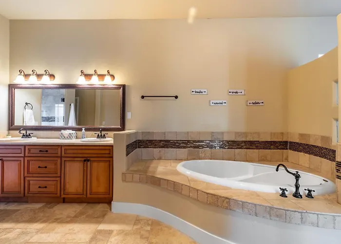 Desert Oasis- Luxury Private Pool Pet Friendly Vakantiehuis