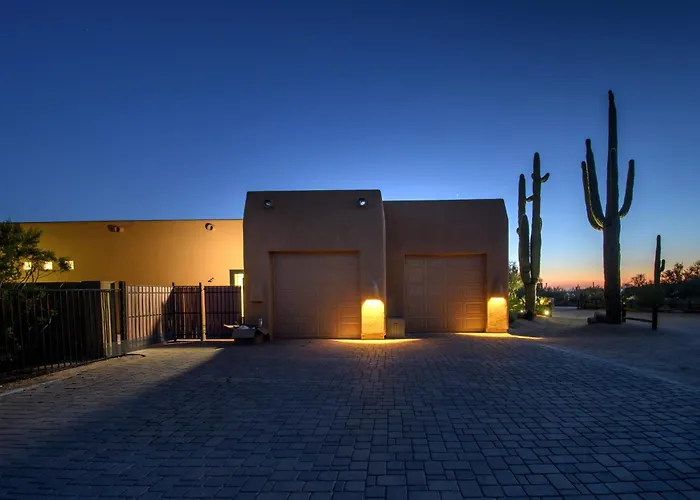 Vakantiehuis Desert Oasis- Luxury Private Pool Pet Friendly