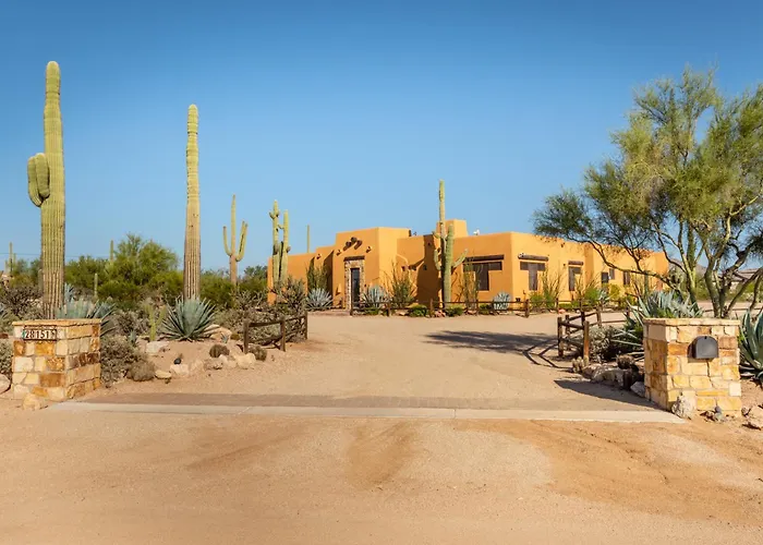Vakantiehuis Desert Oasis- Luxury Private Pool Pet Friendly