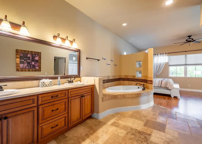 Desert Oasis- Luxury Private Pool Pet Friendly