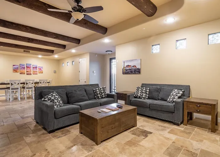 Vakantiehuis Desert Oasis- Luxury Private Pool Pet Friendly