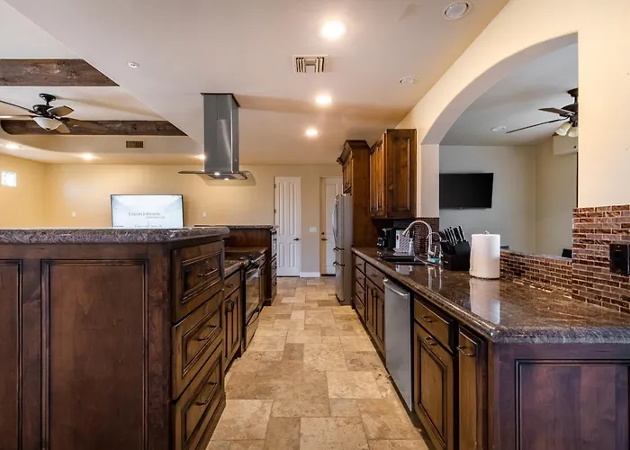 Desert Oasis- Luxury Private Pool Pet Friendly