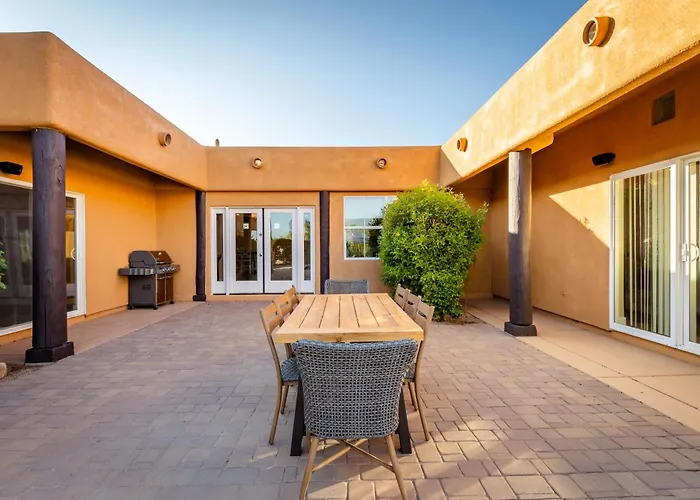 Desert Oasis- Luxury Private Pool Pet Friendly